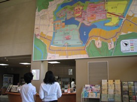 ホールで伊勢亀        山城之図を見ています
