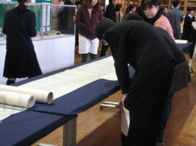 展示見学時間に「関三町絵図」を保護者とともに見る生徒