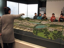 江戸時代の亀山城下の模型を見ています