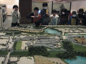 模型を見ながら亀山城の説明をしています