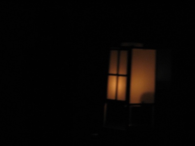 部屋を暗くして行灯の明かりを体験
